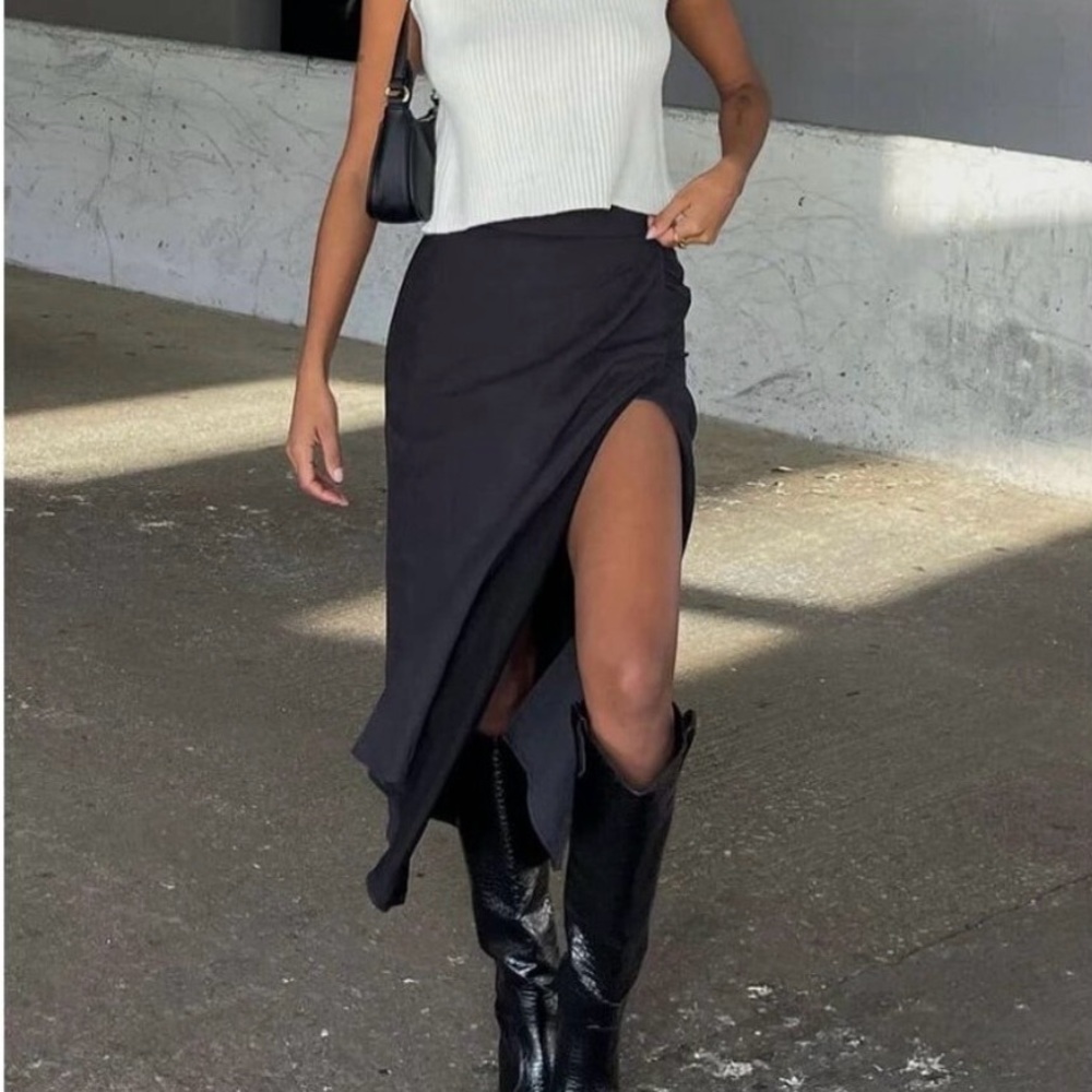 NWT - Black Mabel Midi Skirt (Size 6)